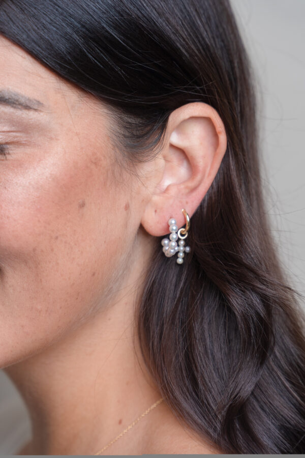 Charm cruz perlas - Imagen 2
