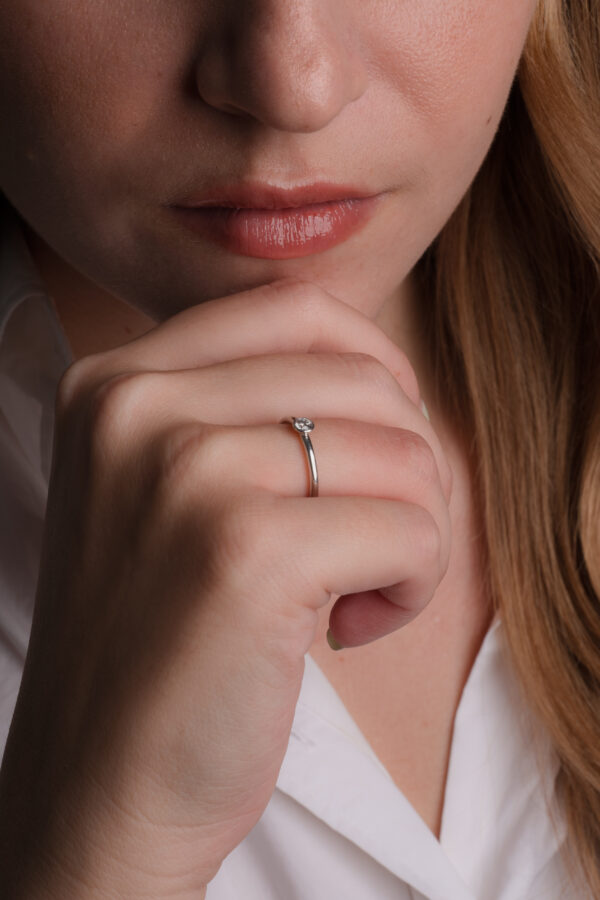 Solitario bisel oro blanco 0,035ct - Imagen 3