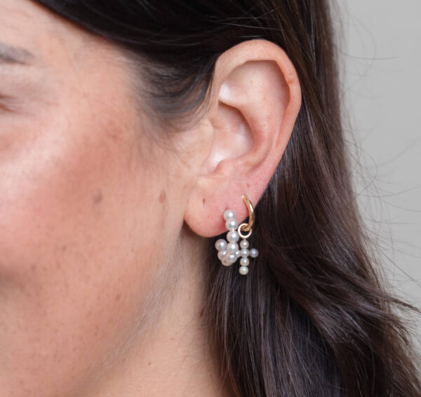 Charm cruz perlas